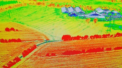Multispektralaufnahme durch eine Drohne von landwirtschaftlicher Nutzfläche sowie einem Hofareal.
