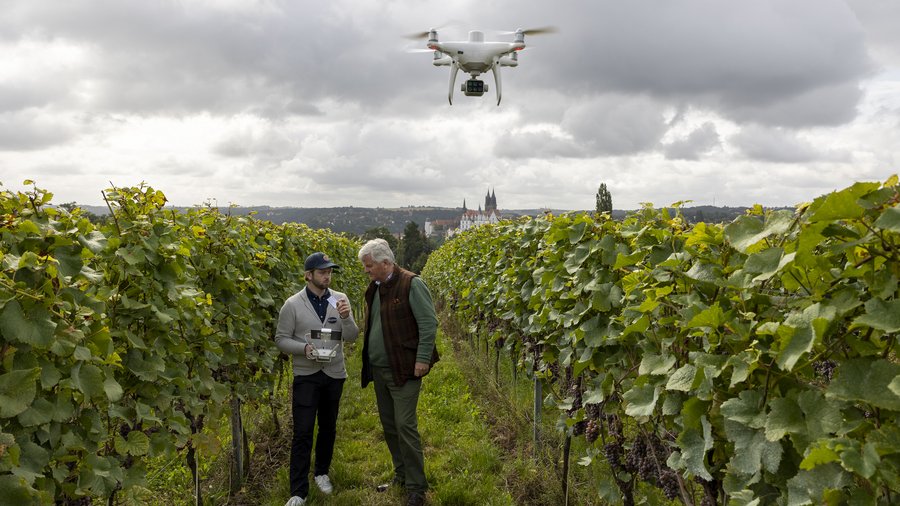 Winzer tauschen sich über die Nutzung von Drohnen im Weinbau aus.