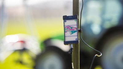 Anzeige der Kartierung auf Grundlage der Sensordaten einer landwirtschaftlichen Nutzfläche auf einem Smartphone.