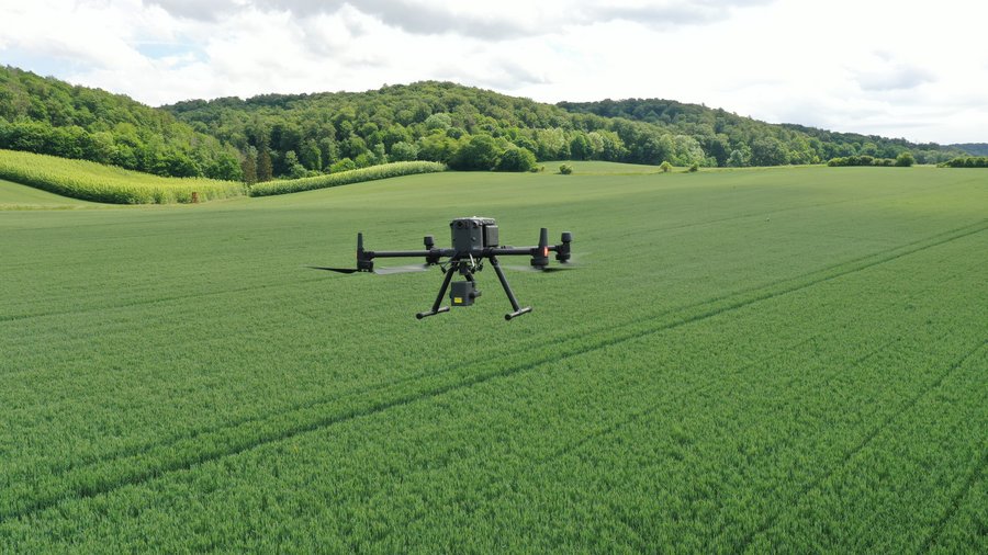 Drohne im Flug über einem Getreidefeld.